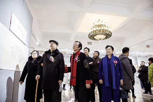 中国书协原顾问权希军（左1）在李俊生的陪同下参观展览.jpg