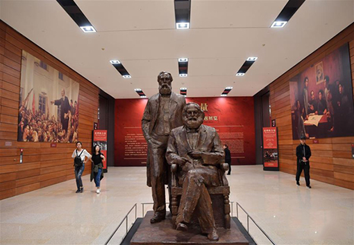 观众在北京中国国家博物馆举行的“真理的力量——纪念马克思诞辰200周年主题展览”上参观.jpg