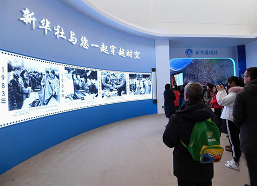 观众在北京中国国家博物馆举办的“伟大的变革.jpg