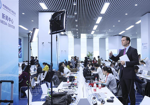 在上海举办的首届中国国际进口博览会的新闻中心，中外媒体记者在工作.jpg