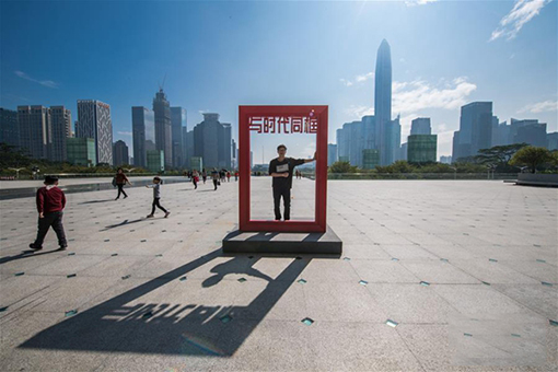 在深圳市民中心平台上，一位市民在参与“与时代同框”活动.jpg