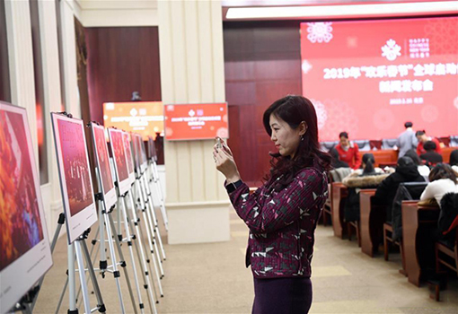1月16日，记者在发布会上拍摄“欢乐春节”图片展。 新华社记者金良快摄.jpg
