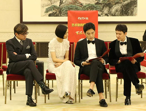 化妆间里，佟丽娅（左二）、李光洁（左三）、冯绍峰（右一）探讨节目.jpg