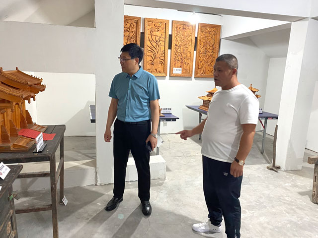 刘金虎总经理（右）带领张秘书长（左）参观公司.jpg