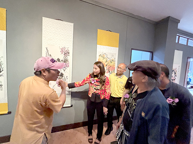 18-画展作者邓老师为艺术家及贵来宾解读展品内涵.jpg