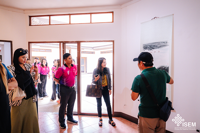 21-画展作者邓老师为观展的班颂德皇家大学教师们解读展品内涵.jpg