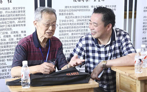 图为贾华勇在2017古建筑工艺技术高级研修班上与古建专家单德启交谈.jpg
