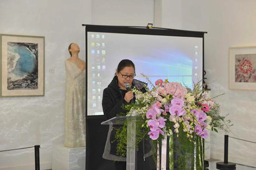 北京女美术家联谊会办公室主任刘红宣读2018年度财务报告.jpg