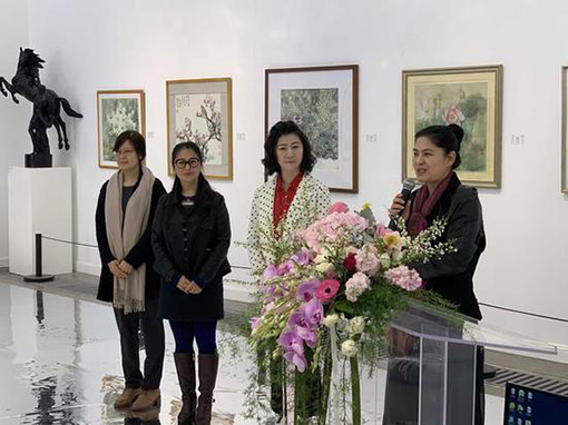 北京女美术家联谊会副会长曾迎春介绍新会员.jpg