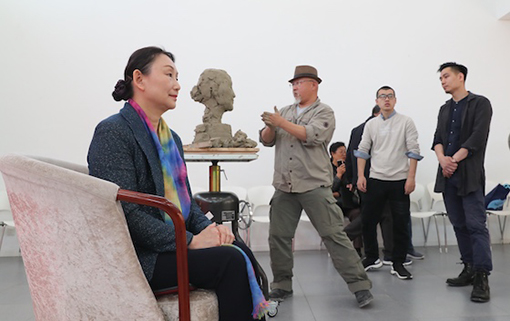 雕塑家申红飚为雷琳女士塑像.jpg