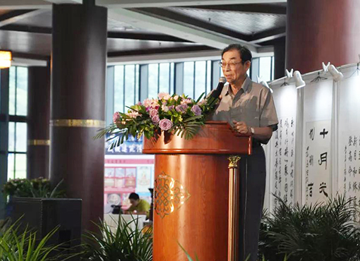 中国民族建筑研究会专家委员会主任、原建设部科技司外事司司长李先逵演讲.jpg