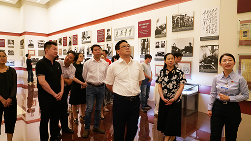 参观纪念室.jpg