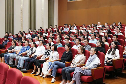 聆听“不忘初心、牢记使命”主题宣讲并观看“千秋伟业”纪录片.jpg