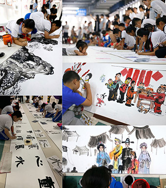 学生进行水墨长卷现场绘画.jpg