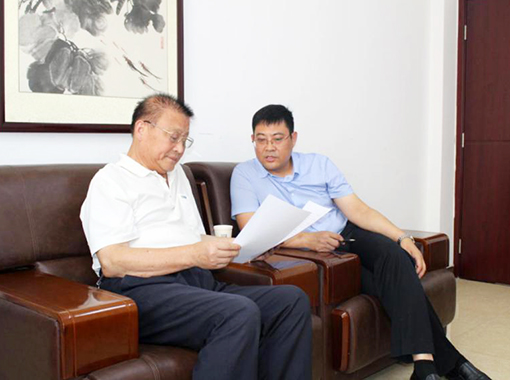 张占云秘书长（右一）与崔根峰将军（左一）就“不负时代·守正创新——传承红色基因暨第二届民族书画艺术创作座谈会”的有关问题进行深入交流.jpg