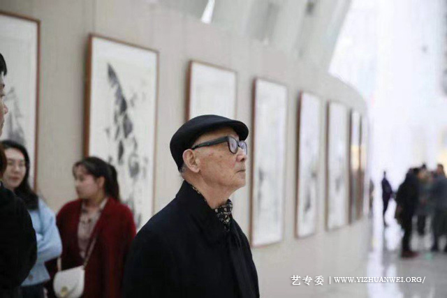 9-中国国家画院理论研究院院长、中央美术学院教授邵大箴观看“雪山圆相”禅画作品.jpg