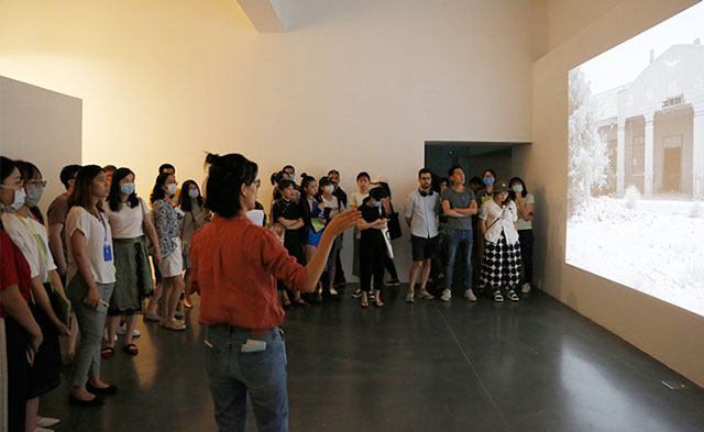 《忍不住转身》展览现场.jpg