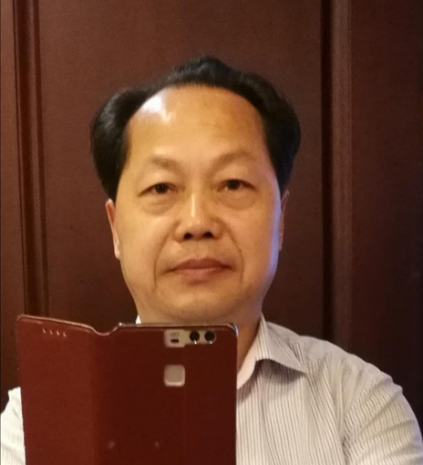  包三山南京人，字实集;艺术号江海，这是他用来勉励自己的：生命像长江淘淘不息，胸怀像大海宽广无比。他是中国当代书画名家、国家文化部中国文信协评审专家、中国文管学会艺专委委员、中国书画家中国艺管网书画家润格155号、联合国陶瓷艺术书画研究院院士、文化部中国文信协工美专委会特聘专家、《世界与中国》杂志社特约记者、最受市场欢迎的百强书画家、中国风水联合会会员、中国心理学咨询师、中医健康养生顾问和包青天第34代传人。 他1960年生于南京，自幼喜爱书画;八十年代初受钱宋亚魏和范保文与傅抱石等大师的山水画影