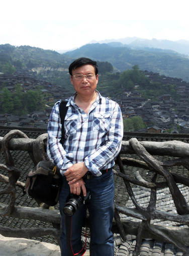  李永：河北新乐人。首届中国石雕艺术家、河北省工艺美术大师、高级工程师、高级环境艺术师、全国城市雕塑创作设计资格证持有者。喜文墨，酷爱诗、书、画、影。雕塑作品多次参展获奖并被收藏。作品辑入《中国艺术人才书画集》《希望杯书法篆刻作品集》《槐花杯环境雕塑大赛作品集》《世界美术集》《世界美术家传》《世界名人艺术大典》《中国工艺美术名家精品集》等二十余画册。现为河北德缘环艺雕塑有限公司艺术总监;中国雕塑家协会会员，河北省书法家协会会员、河北美院教授、河北省雕塑指导委员会副会长、新乐市雕塑艺术协会会长。 擅