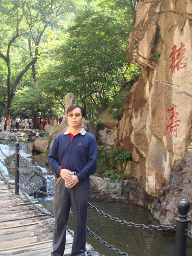  杨晓旭，1966年出生于内蒙古巴彦淖尔市，现就职于人民银行巴彦淖尔市中心支行。受家庭熏陶，从小酷爱中国传统文化，尤醉心于古代文学及书画艺术。早年由于缺乏老师指点，未能系统学习，练习较少，仅停留于喜欢而已。高中时求学无余时，大学时学习金融，虽平时抽空练习，然一事无成，工作及成家后负累增加，二十余年未动笔。近几年始提笔欲成未竞之好，从中国传统山水画入手，苦学技艺，以古人为师，遍临五代、两宋以来名家名作，对元四家尤有心得，上追董巨，下及明清诸大家，使画技日深。从2009年始，多次参加全国美术大赛获奖。201