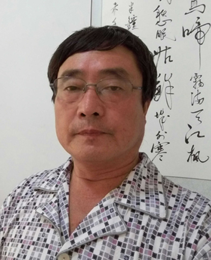  刘久常，笔名：刘玖长，1965年生，汉族，祖籍:河北无极，国家一级美术师(书法)，自幼酷爱书法艺术，曾临习王羲之的兰亭序、干呕帖、初月帖，柳公权的金刚经、神策军碑等等。 历任:全国名人书画艺术界联合会委员，中外名人书画院院士、书法师，中国书画艺术百科全书编缉委员会委员，神洲大学文化艺术研究中心讲师，中国当代硬笔书法家协会理事等职。 主要业绩: 书画作品曾多次在全国性书画大展赛中荣获高奖，作品及传略先后入编 “中国当代硬笔书法家大辞典”、“中国当代硬笔书法家作品集”、“1997书画精品鉴赏系列台