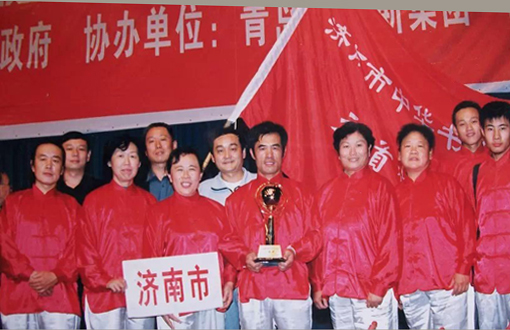 （书舞）中华书舞（武）艺术源于《河图》《洛书》这是在《中国济南泉城国际艺术广场》将世界水日与世界“非遗”书法相结合