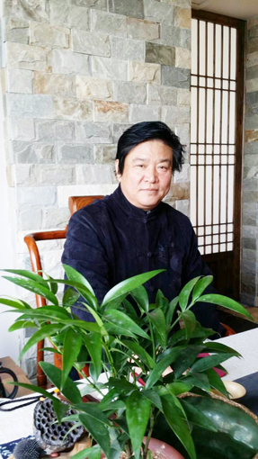  谭连华，号松梅客，斋号梅松堂，六十年代出生于中国画都--潍坊，现为中国画院画师，中国画学会（美国）创会理事，中国书画家协会副会长，一级美术师。世界华人联合总会中非经济贸易促进商会《直属书法艺术研究院》副院长，潍坊心连心书画院院长，万印楼印社社员，《孝行天下，关爱老兵》组委会艺术顾问，入选“百位书画艺术传播大使专题报道”，中国新长城“杰出艺术家”，齐鲁中国画艺术研究院研究员。 师从李苦禅大师入室弟子刘国卿先生，早期受蒙于于希宁先生、郭怡孮先生、陈寿荣先生等悉心传授。 国画作品《松鹰图》、书法作品